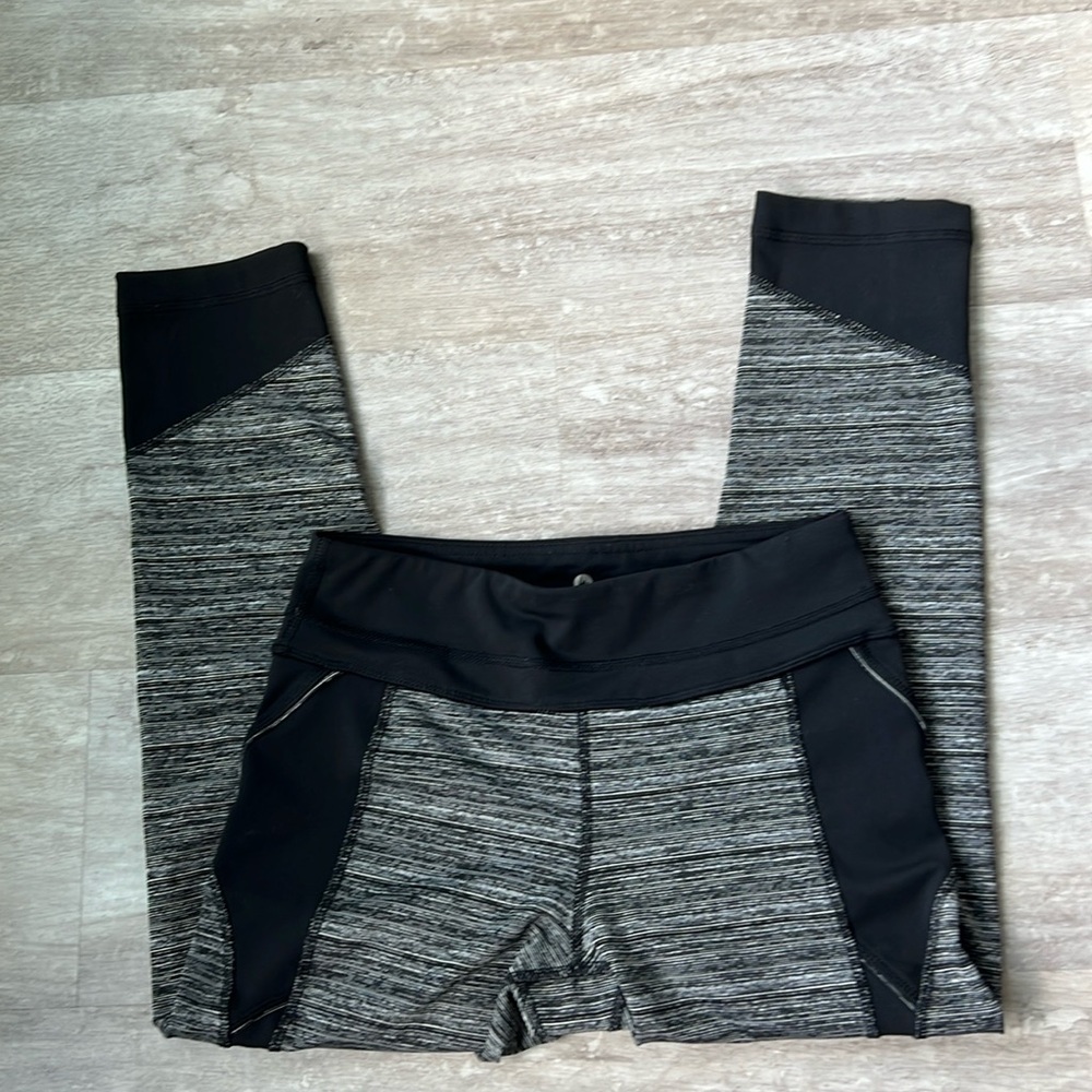 90 Degrees women’s black&white capri leggings